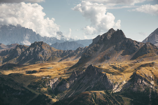 Schattenspiel auf den Wiesen der Dolomiten