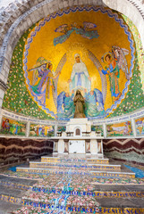 Lourdes, chapelle extérieure de Sainte Bernadette 