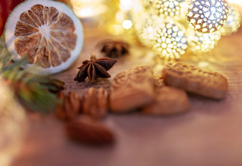 Weihnachtsgewürze in romantischer Deko