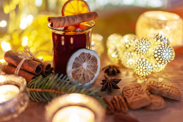 Weihnachtspunsch mit Zimtstangen