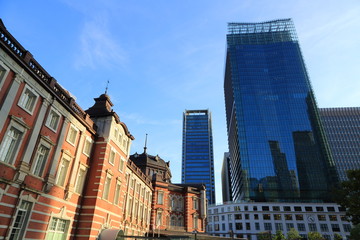 Fototapeta na wymiar 光のあたる東京駅駅舎と丸の内高層ビル群