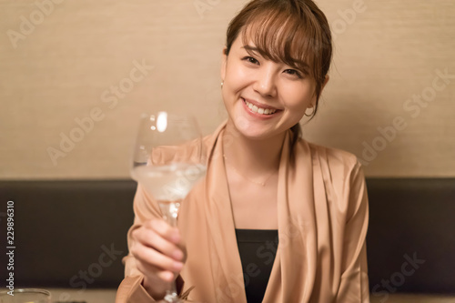 女性 乾杯 Wall Mural Wallpaper Murals Wallsheaven Naka