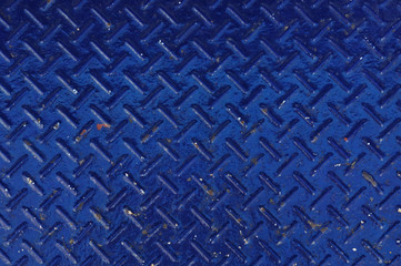 青くペイントされた鉄板