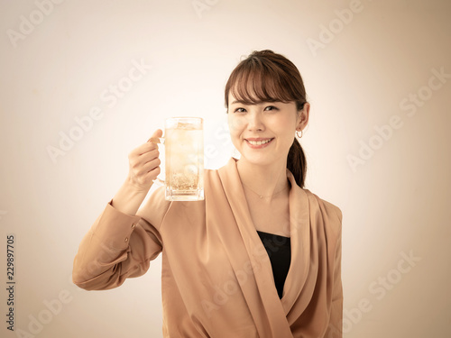 女性 ハイボール Wall Mural Wallpaper Murals Wallsheaven Naka
