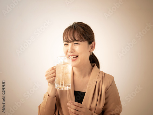 女性 ハイボール Wall Mural Wallpaper Murals Wallsheaven Naka