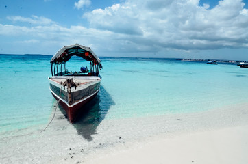 Fototapeta na wymiar Boat boats on the blue sea ocean paradise island