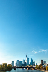 Obraz premium Skyline Frankfurt, Herbst und blauer Himmel