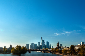 Fototapeta na wymiar Skyline Frankfurt, Herbst und blauer Himmel