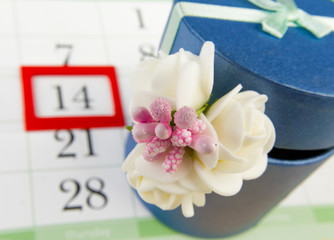Fototapeta premium Gift on the background of the calendar with the marked date.