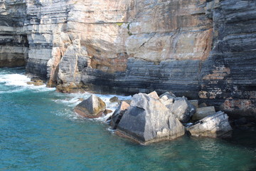 Stratificazione rocciosa della scogliera di Portovenere con mare