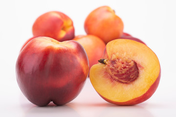 pesche nettarine  su fondo bianco 