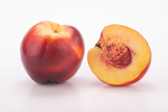 pesche nettarine  su fondo bianco 