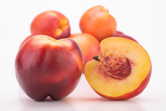 pesche nettarine  su fondo bianco 