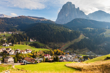 Fototapeta na wymiar Green Valley of South Tyrol