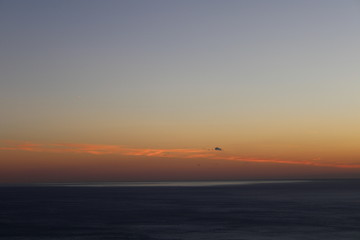 Fototapeta na wymiar Linee asimmetriche tra nuvole e mare all'orizzonte