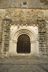Fototapeta na wymiar Puertas medievales del Castillo de San Vicente de la Barquera en Cantabria