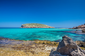 Ibiza - Cala Comte, Blick von der Cala Escondida über das Meer zur Insel .Illa des Bosc