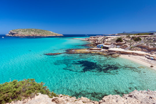 Ibiza - Cala Comte, Blick auf die Cala Escondida und &uuml;ber das Meer zur Cala Comte mit der Insel Illa des Bosc