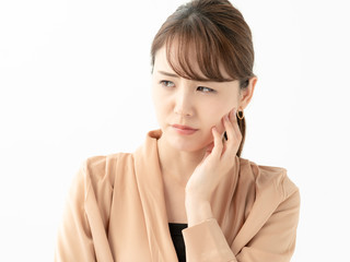 女性・歯・口腔・痛い