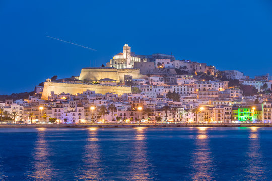 Ibiza - Blick &uuml;ber das Meer auf Ibiza-Stadt und die Altstadt Dalt Vila