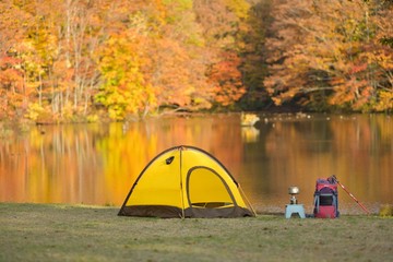 紅葉の湖畔・キャンプ風景