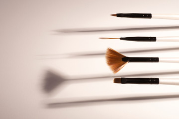 pennelli per il trucco su fondo bianco 