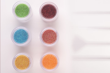 Set di brillantini luminosi su fondo bianco 