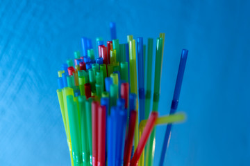 Bunte Strohhlame aus Plastik
