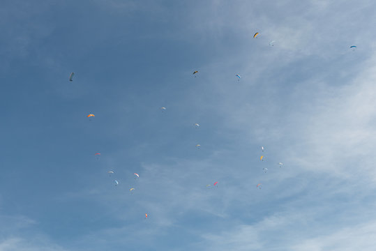 Paraglider am Himmel