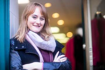Junge Frau shopping