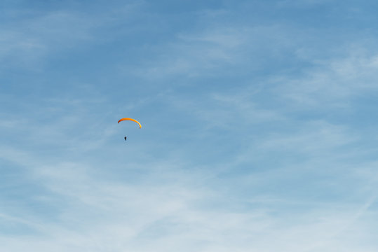 Paraglider am Himmel