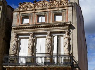 Bâtiment statue cariatide