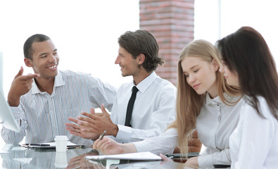 Obraz premium closeup.multinational business team during a meeting. the concept of teamwork