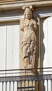 Statue cariatide