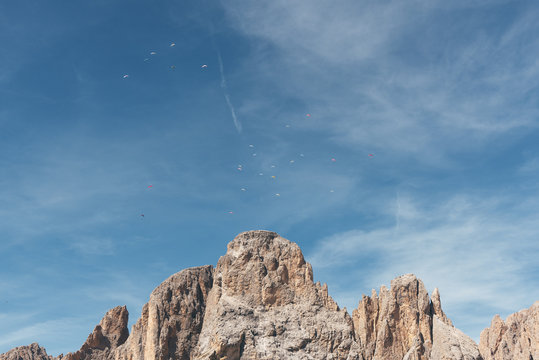 Paraglider &uuml;ber den Gipfeln des Langkofelmassivs