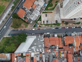 Foto de drone aerea com telhados carros e ruas