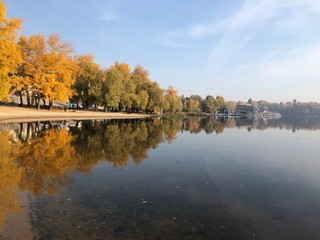 Obraz premium autumn landscape with lake and trees