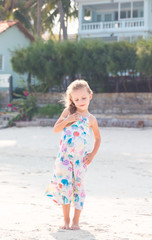 Naklejka premium little beautiful girl posing on the beach