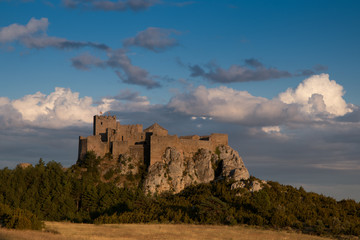 castillo en una montaña