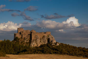 Fototapeta premium castillo en una montaña