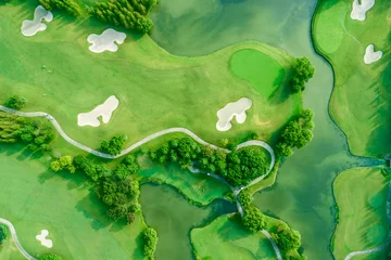 Foto auf Acrylglas Luftaufnahme von Wald und Golfplatz mit See © ABCDstock