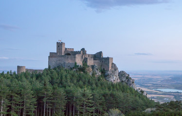 Fototapeta na wymiar castillo en una montaña