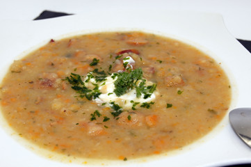 Kartoffelsuppe mit Würstchen auf dem Teller