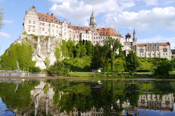 Fototapeta na wymiar Schloss Sigmaringen mit Spiegelung im Wasser