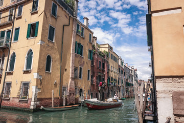 Fototapeta na wymiar Boot und Kanal in Venedig