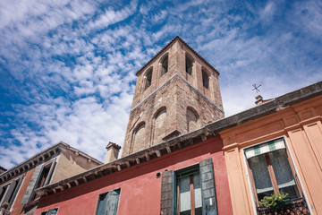 Fototapeta na wymiar Quadratischer Kirchturm in Venedig