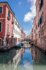 Blick auf Kanal und Brücke in Venedig