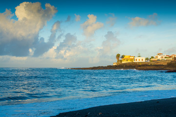 Sonnenaufgang am Strand auf Insel Teneriffa