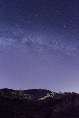 Vulkan Berg unter der Milchstraße und vielen Sternen