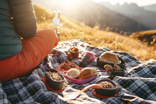 Fr&uuml;hst&uuml;ck bei Sonnenaufgang auf einem Berggipfel